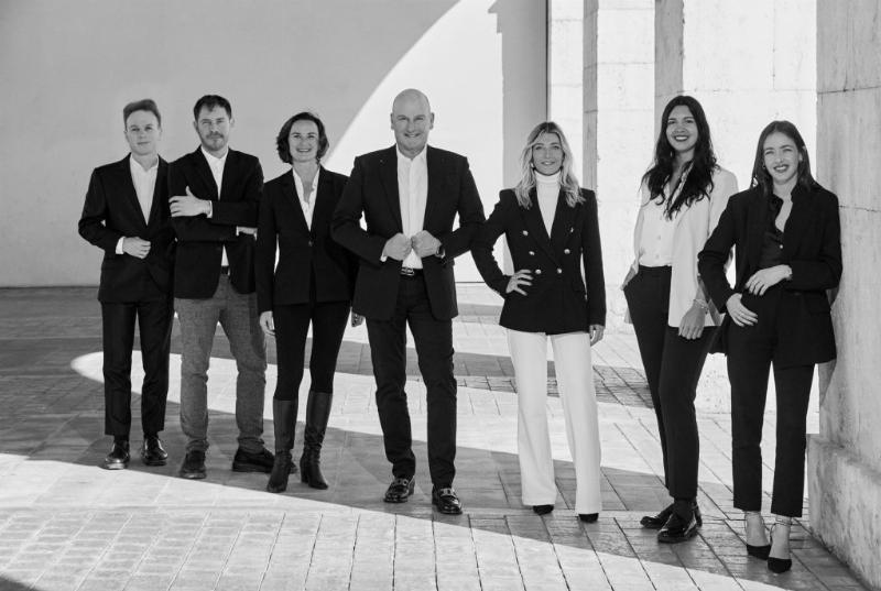 Intérieur lumineux d’une résidence de luxe, fusion d’éléments néoclassiques et de design moderne.